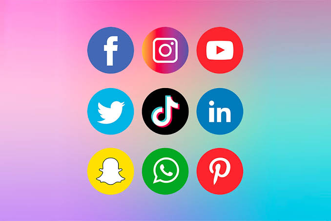 Los logotipos de las nueve redes sociales principales sobre un fondo degradado.